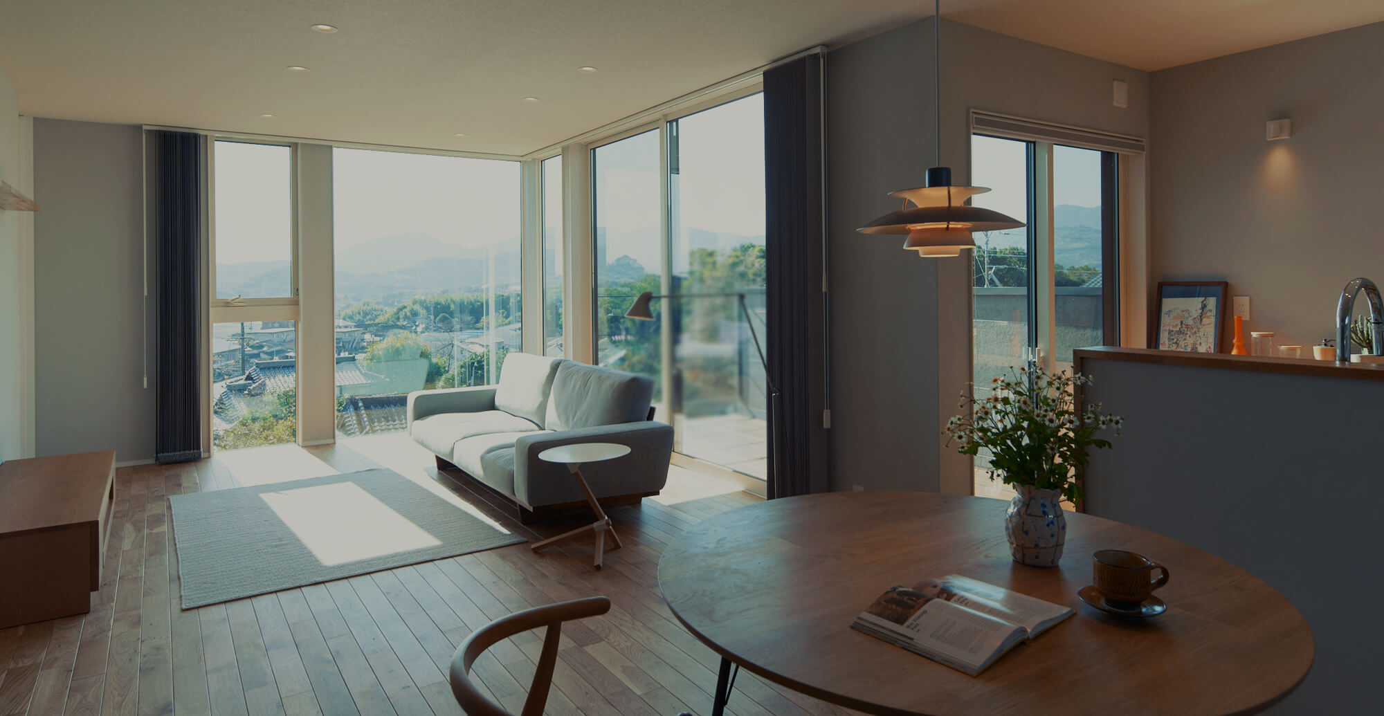 自然と暮らしをつなぐ、やさしい家づくり。木の温もりや、窓から見える山並み、木漏れ日や風の流れ。そんな自然の心地よさを住まいの中に取り込み、日々の暮らしにそっと寄り添う住まいをデザインします。