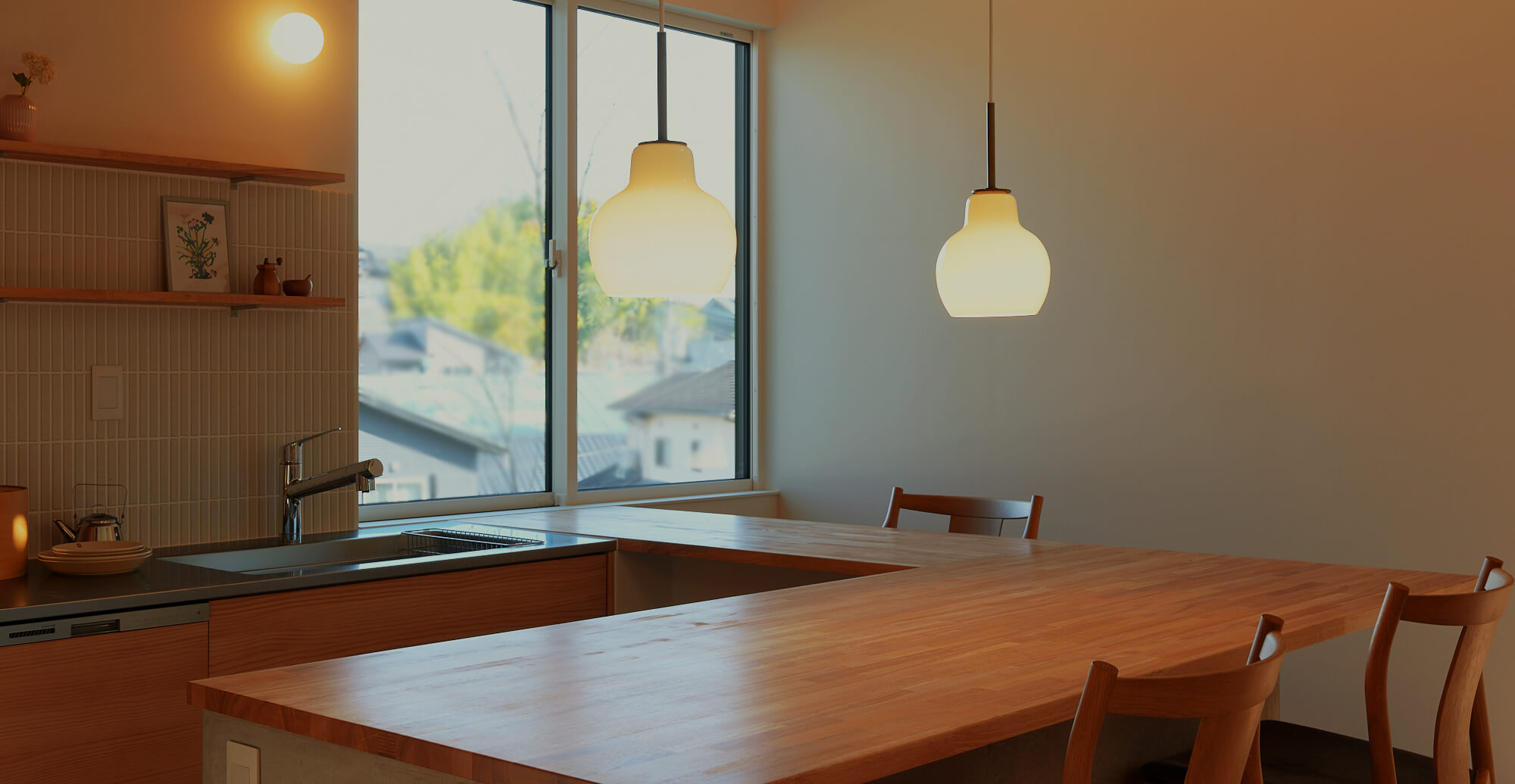 自然と暮らしをつなぐ、やさしい家づくり。木の温もりや、窓から見える山並み、木漏れ日や風の流れ。そんな自然の心地よさを住まいの中に取り込み、日々の暮らしにそっと寄り添う住まいをデザインします。