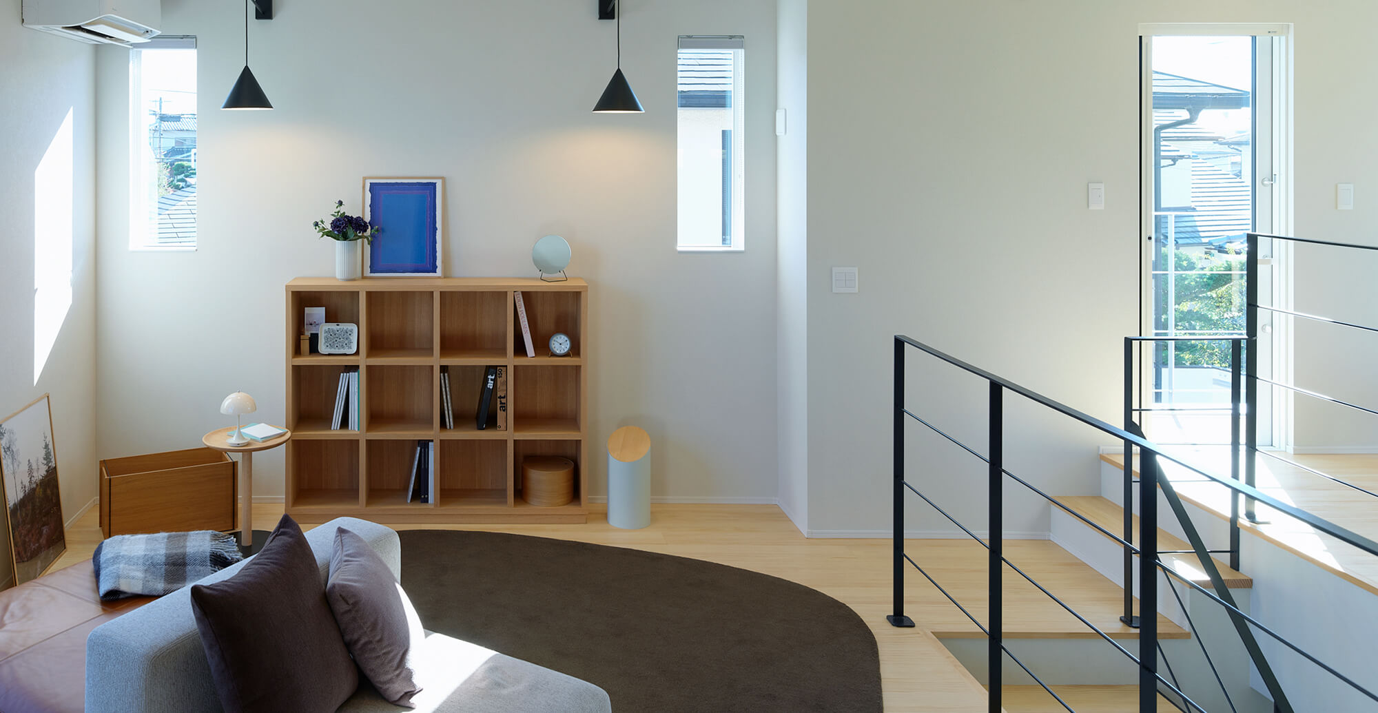 自然と暮らしをつなぐ、やさしい家づくり。木の温もりや、窓から見える山並み、木漏れ日や風の流れ。そんな自然の心地よさを住まいの中に取り込み、日々の暮らしにそっと寄り添う住まいをデザインします。