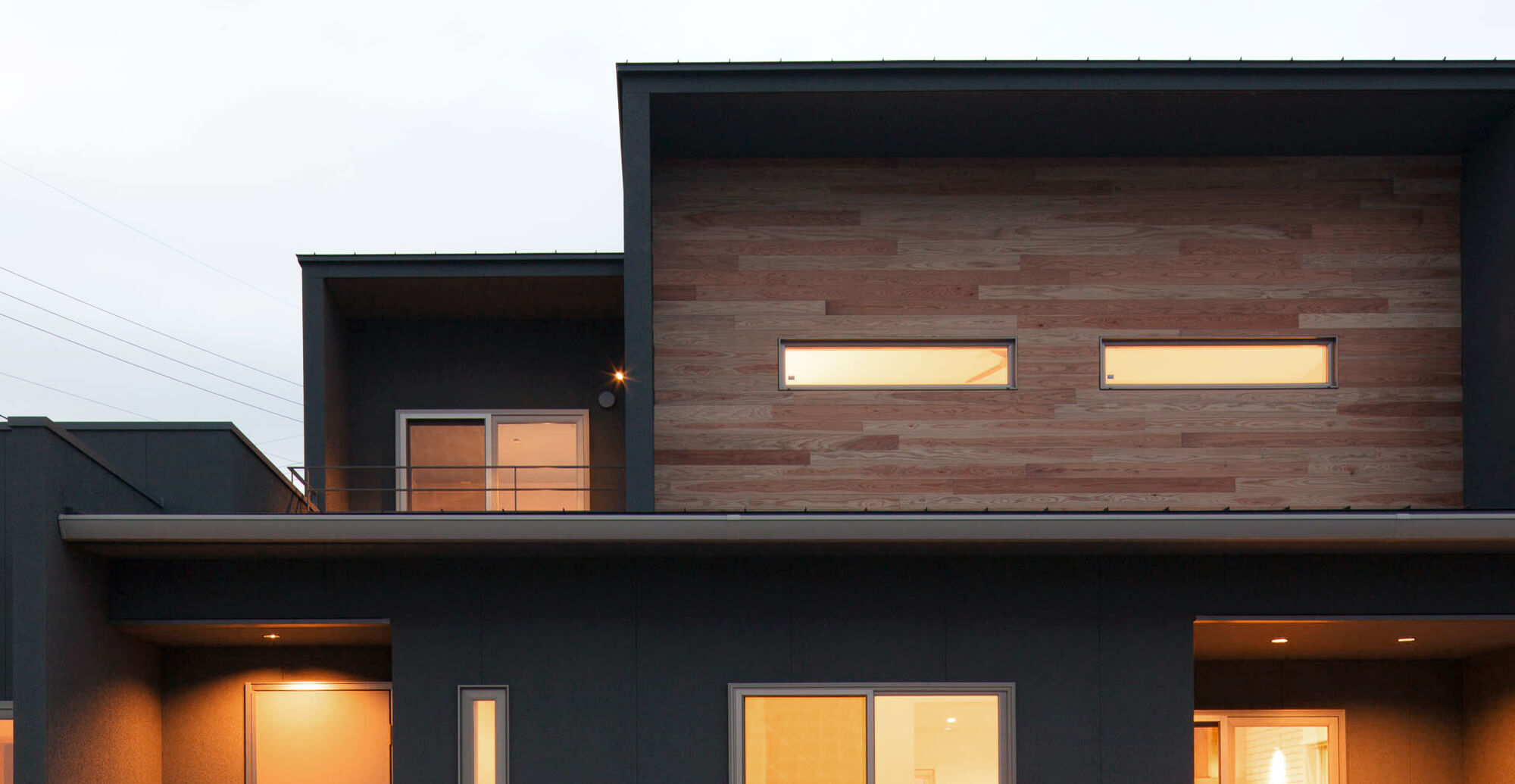 自然と暮らしをつなぐ、やさしい家づくり。木の温もりや、窓から見える山並み、木漏れ日や風の流れ。そんな自然の心地よさを住まいの中に取り込み、日々の暮らしにそっと寄り添う住まいをデザインします。