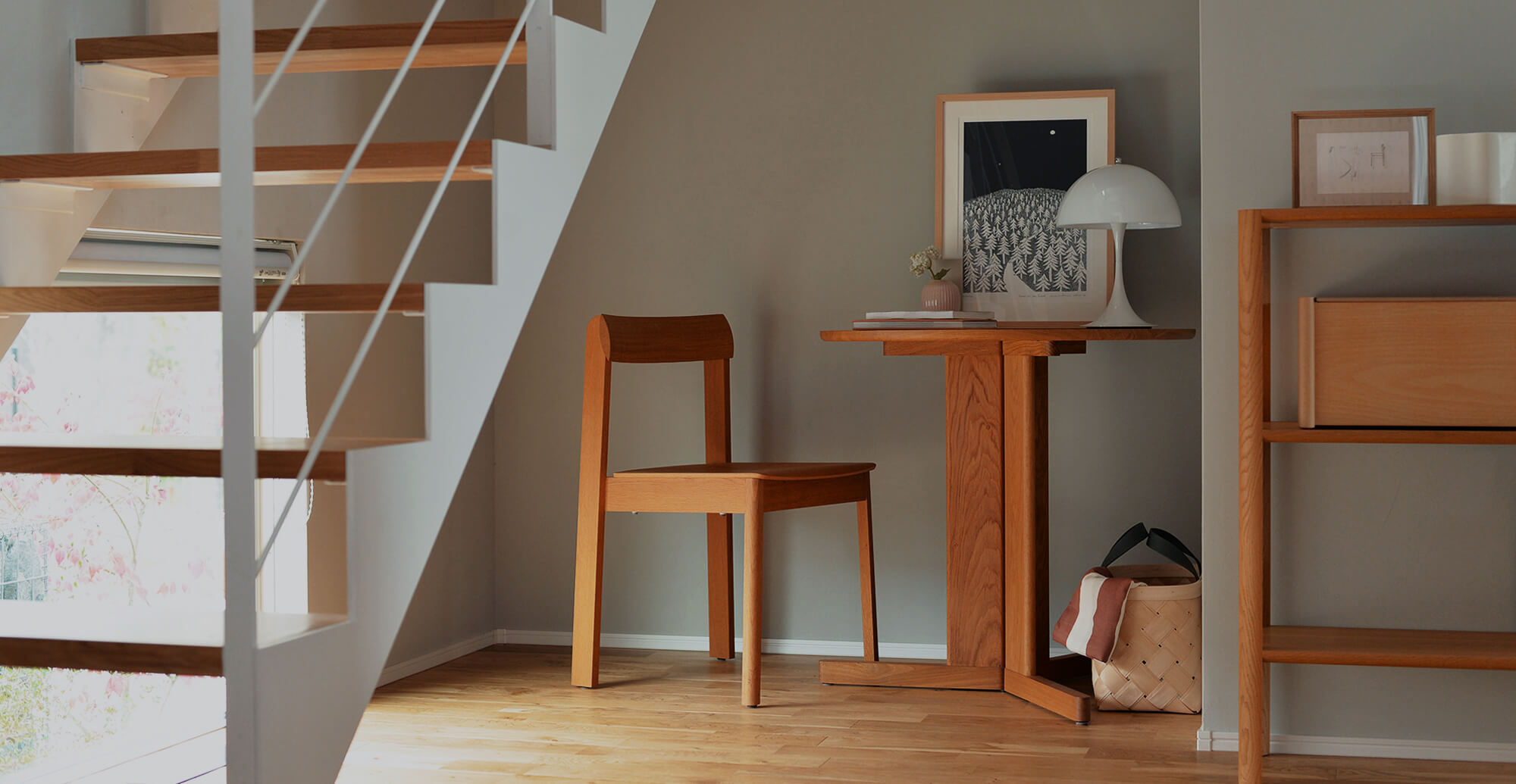 自然と暮らしをつなぐ、やさしい家づくり。木の温もりや、窓から見える山並み、木漏れ日や風の流れ。そんな自然の心地よさを住まいの中に取り込み、日々の暮らしにそっと寄り添う住まいをデザインします。